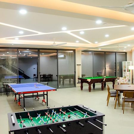 Pearl Lakeview Mansion By Stayvista - Lakeside Villa With Infinity Pool, Jacuzzi, In-House Theatre & Games Room Igatpuri Exterior foto